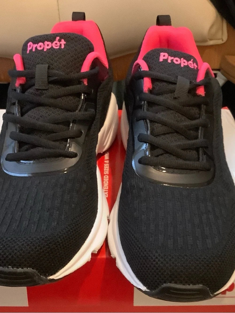 New in the box PROPET 10W Stability Strive Walking Sneakers Black & Hot Pink New